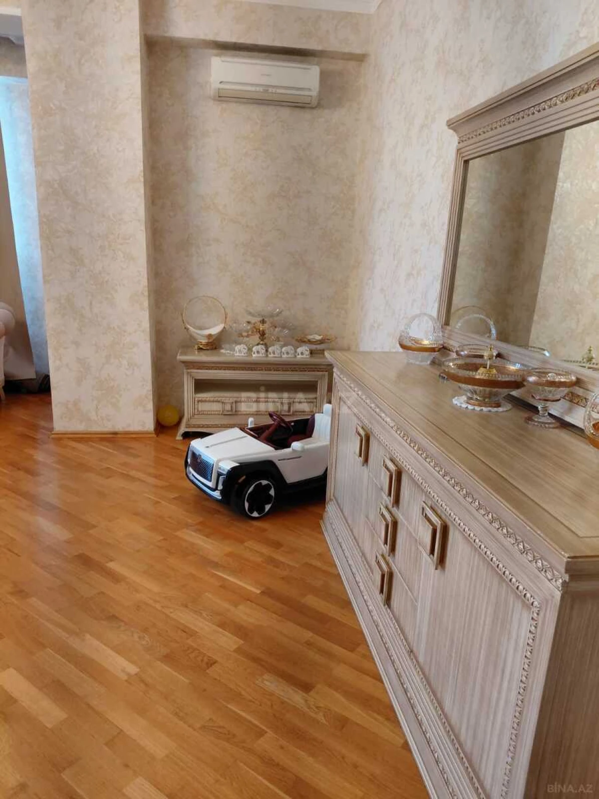 Satılır 3 otaqlı mənzil 178 m²