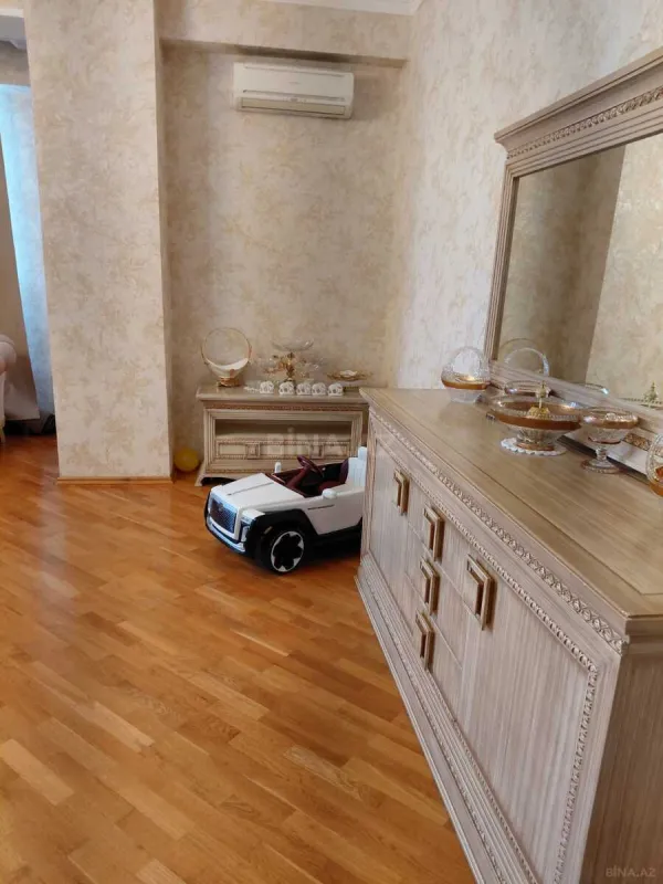 Satılır 3 otaqlı mənzil 178 m²