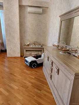 Satılır 3 otaqlı mənzil 178 m²