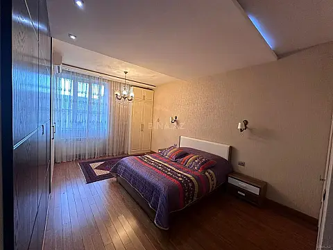 Satılır 4 otaqlı mənzil 181 m²