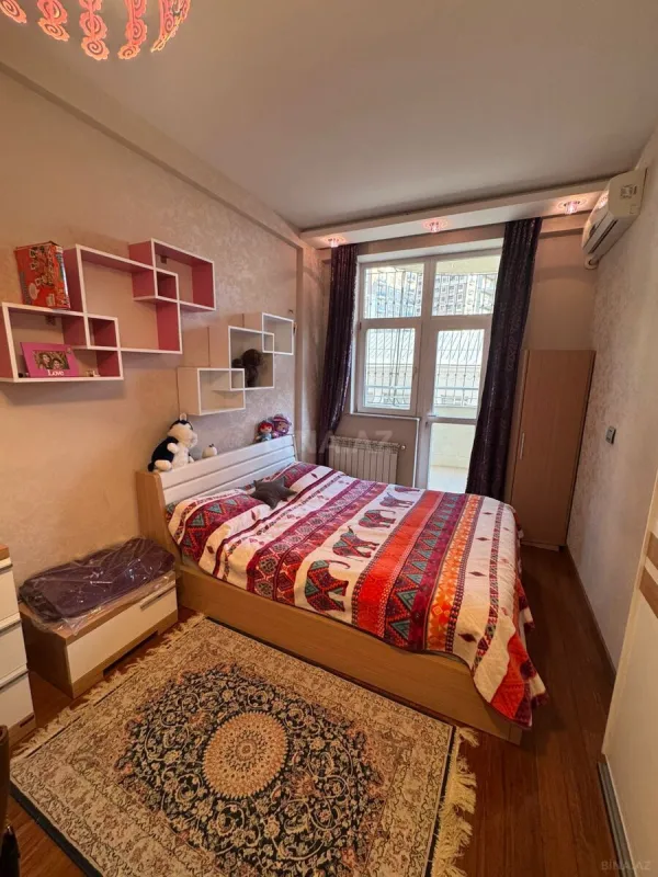 Satılır 4 otaqlı mənzil 181 m²