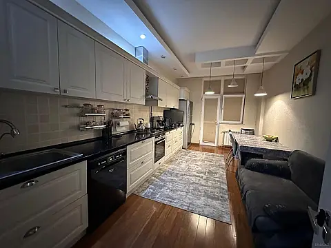 Satılır 4 otaqlı mənzil 181 m²