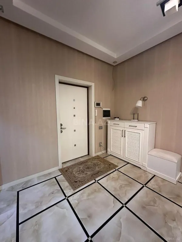 Satılır 4 otaqlı mənzil 181 m²