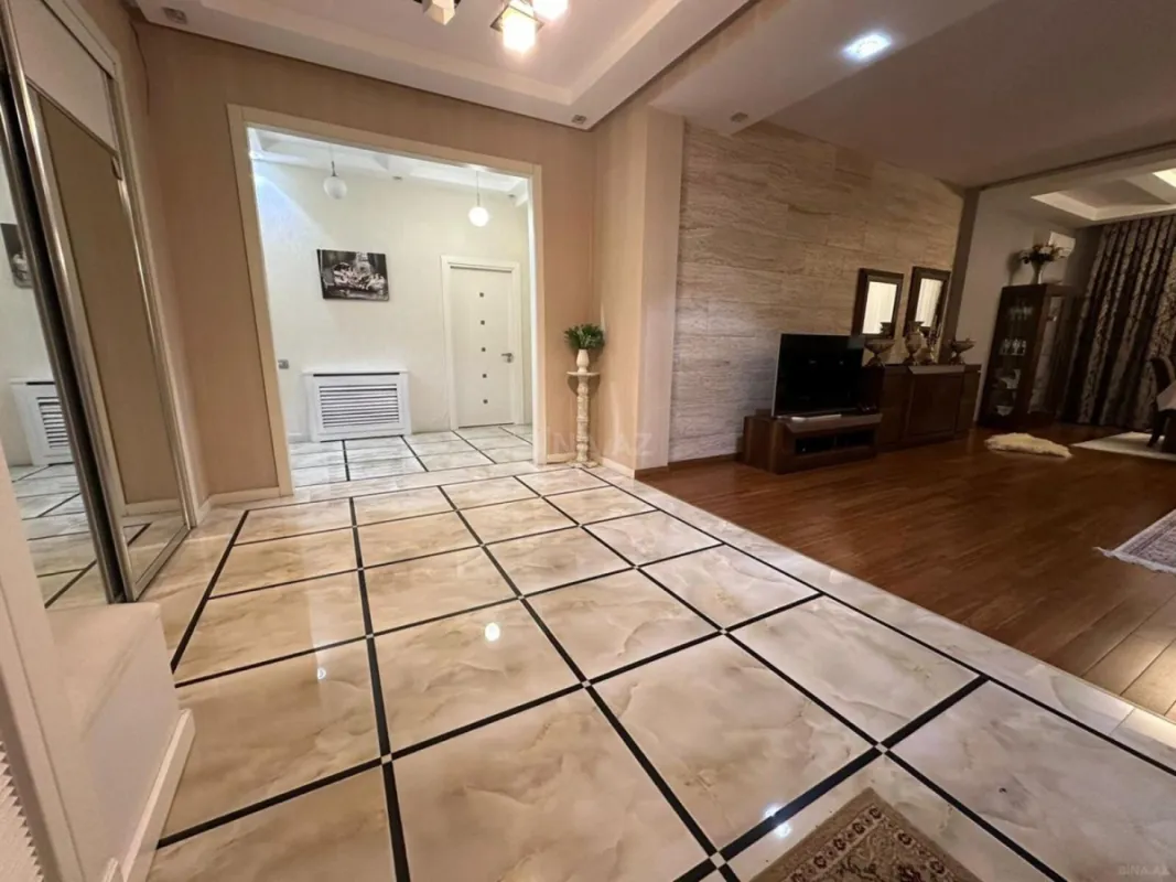 Satılır 4 otaqlı mənzil 181 m²