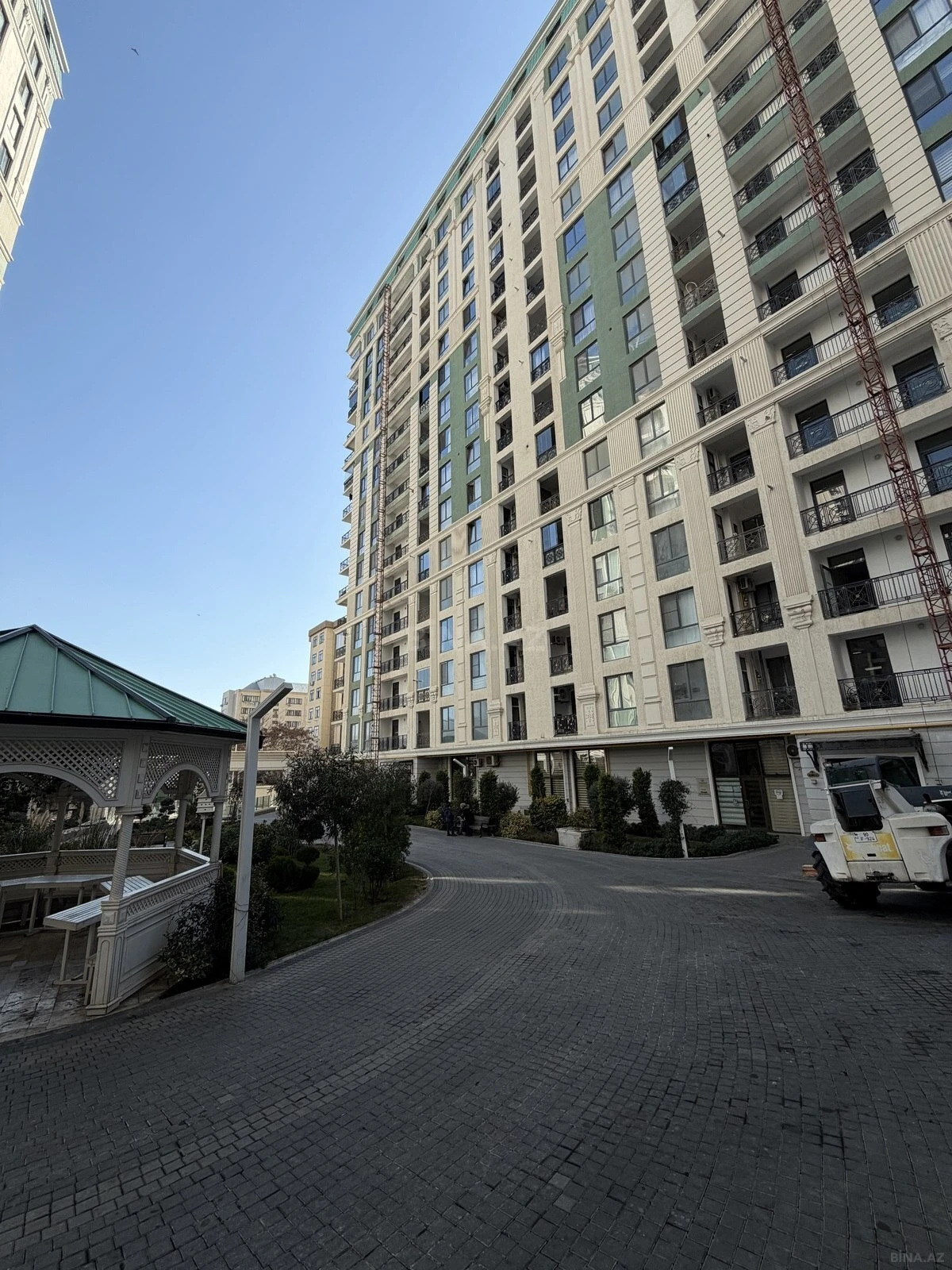 Satılır 3 otaqlı mənzil 142 m²