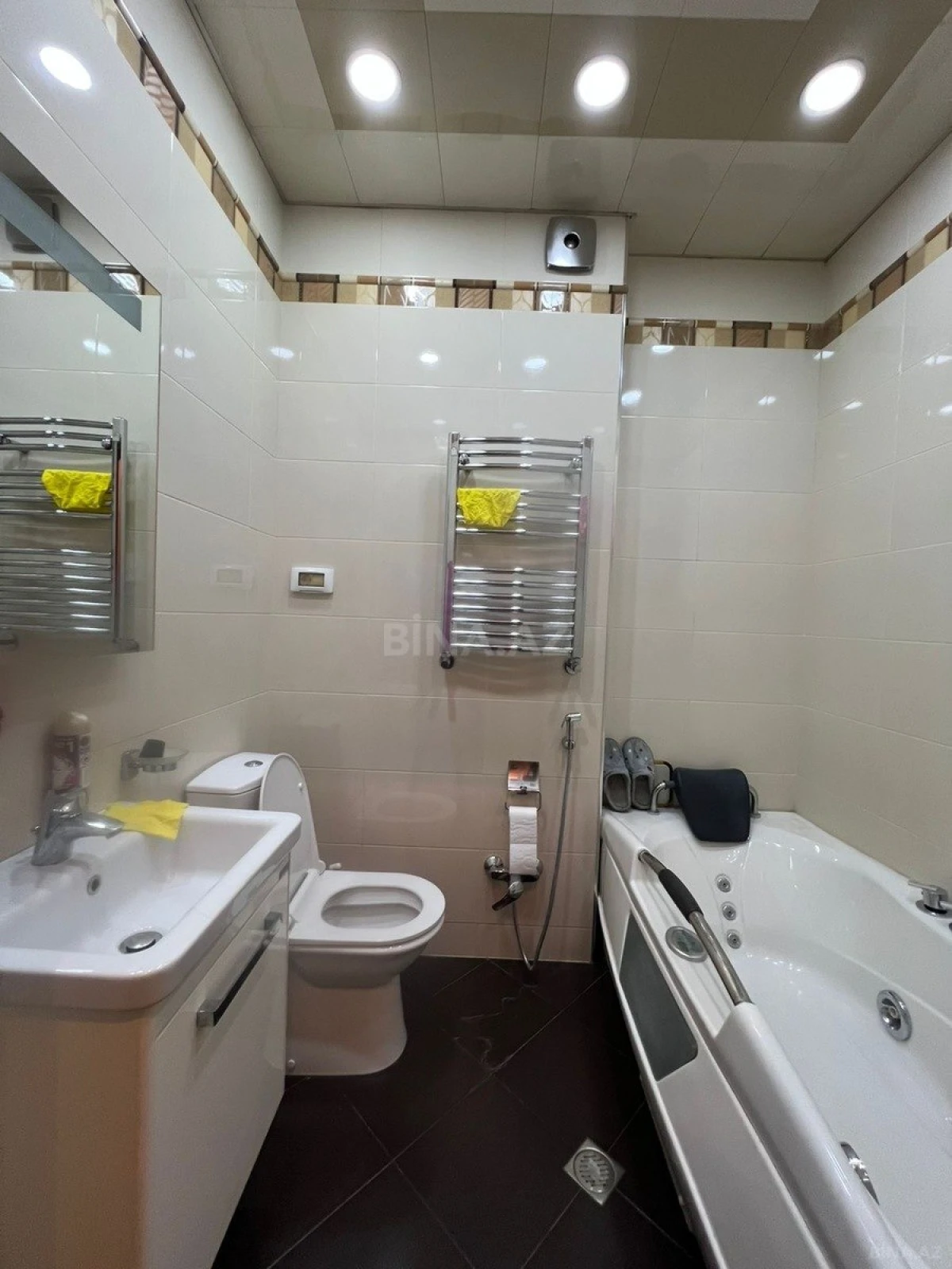 Satılır 3 otaqlı mənzil 138 m²