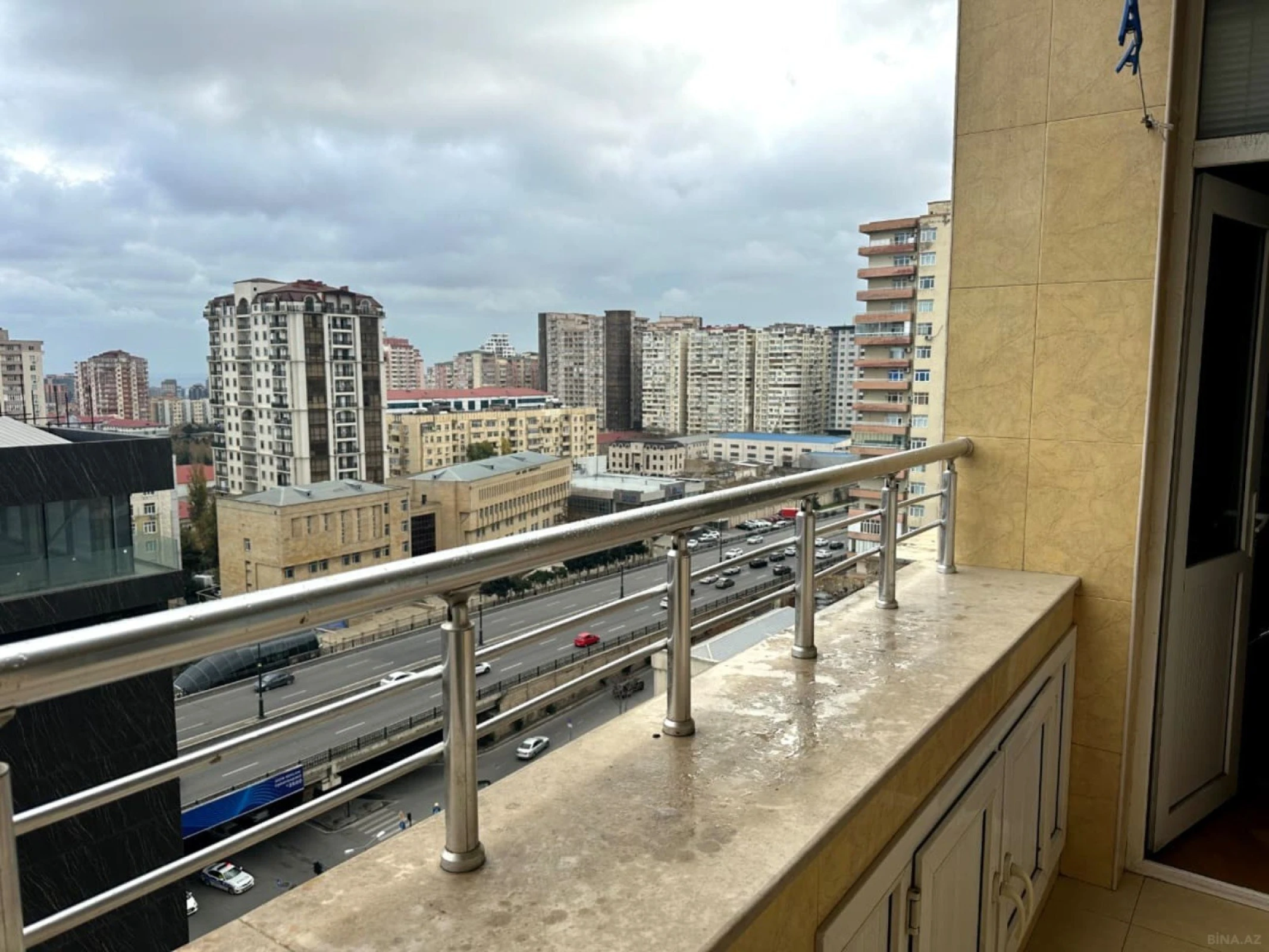 Satılır 3 otaqlı mənzil 124 m²