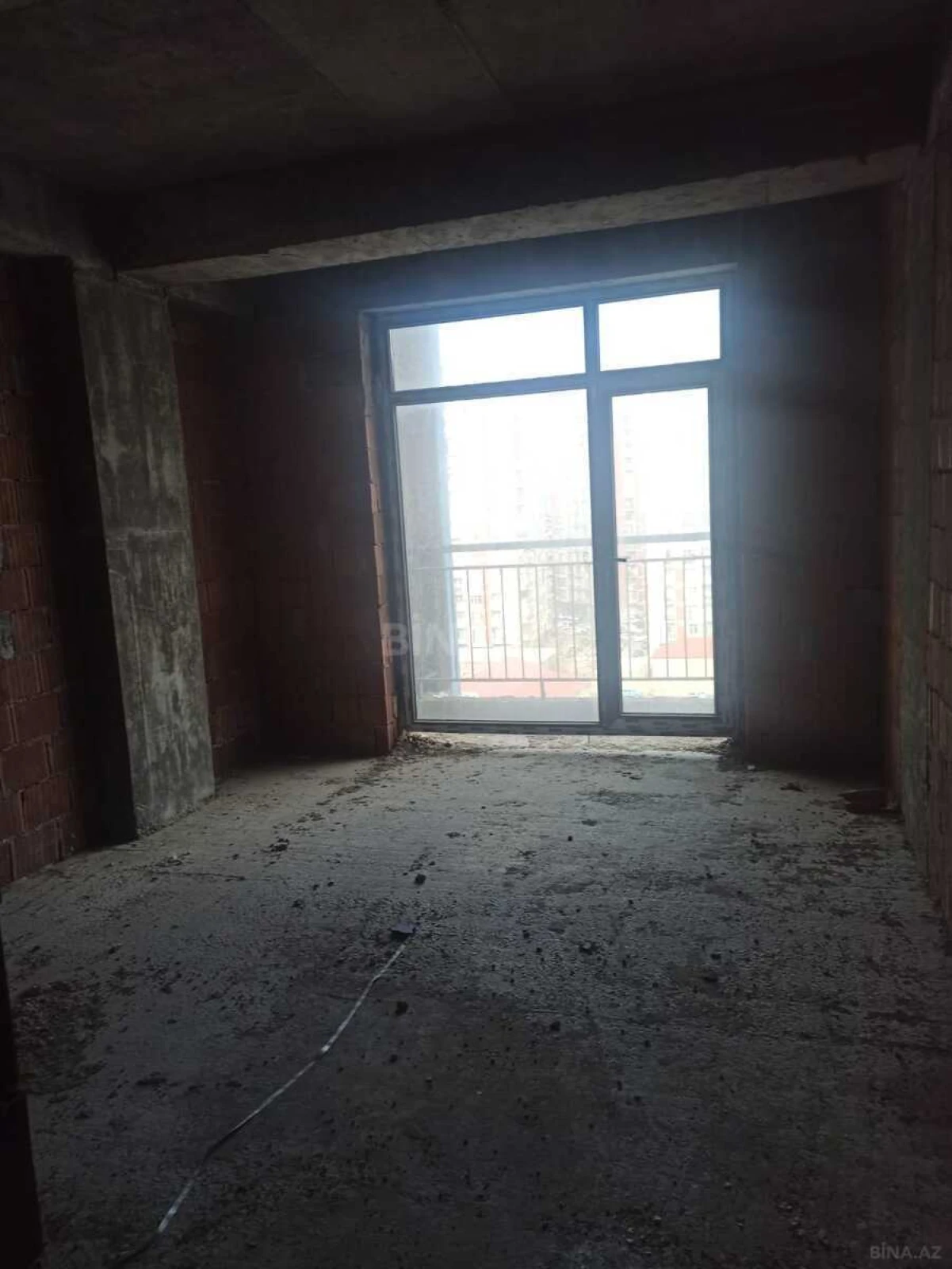 Satılır 3 otaqlı mənzil 121 m²