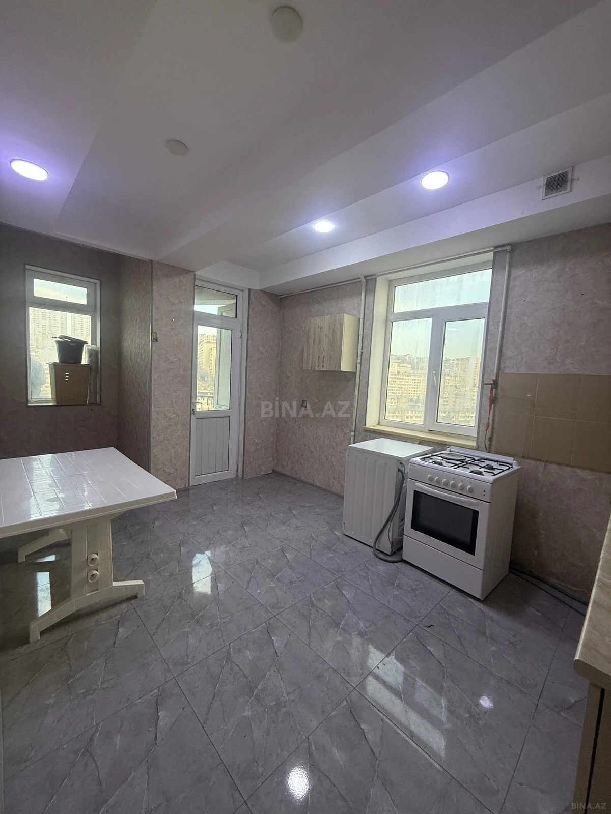 Kirayə verilir 2 otaqlı mənzil 90 m²