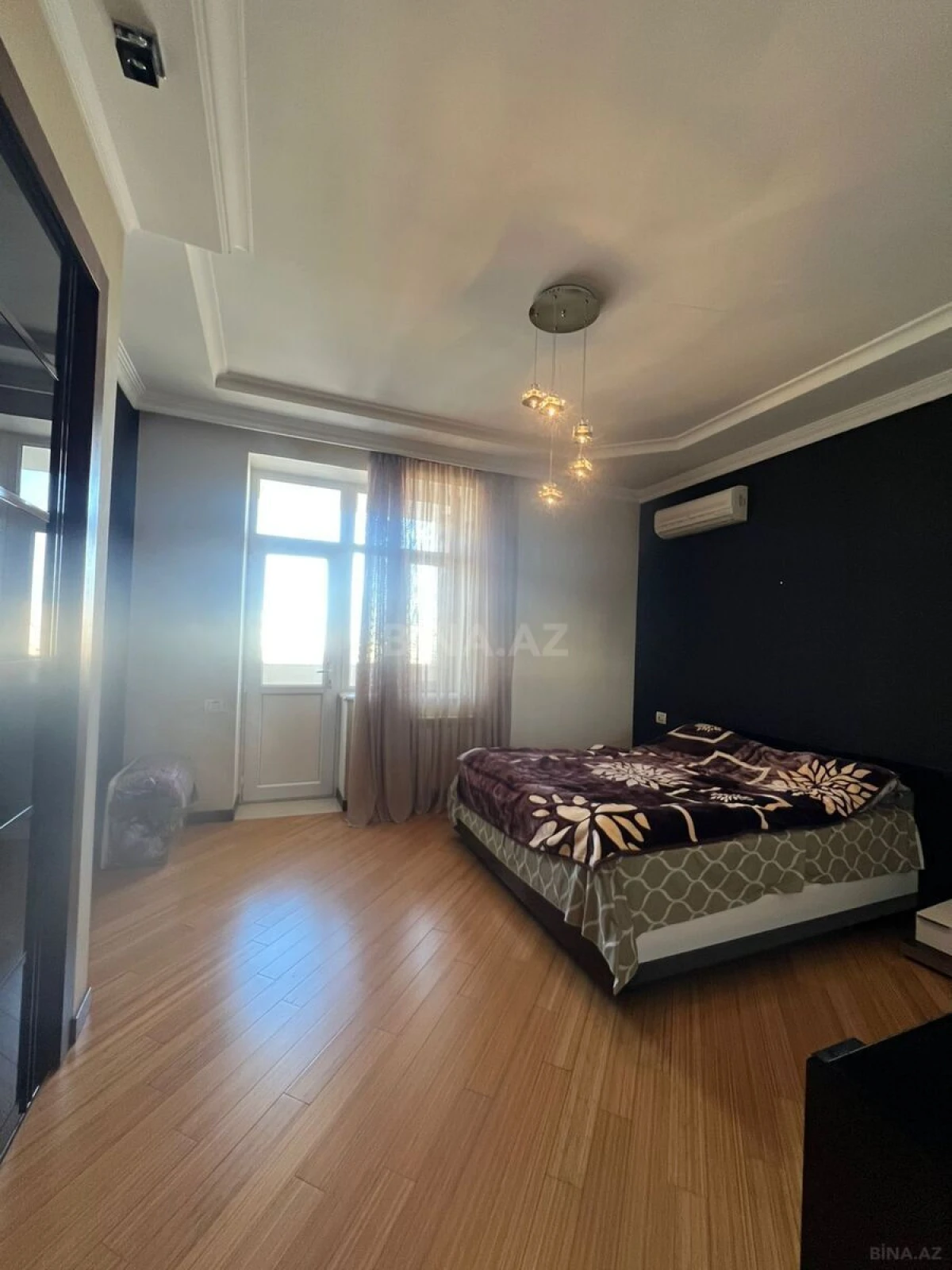 Satılır 3 otaqlı mənzil 140 m²