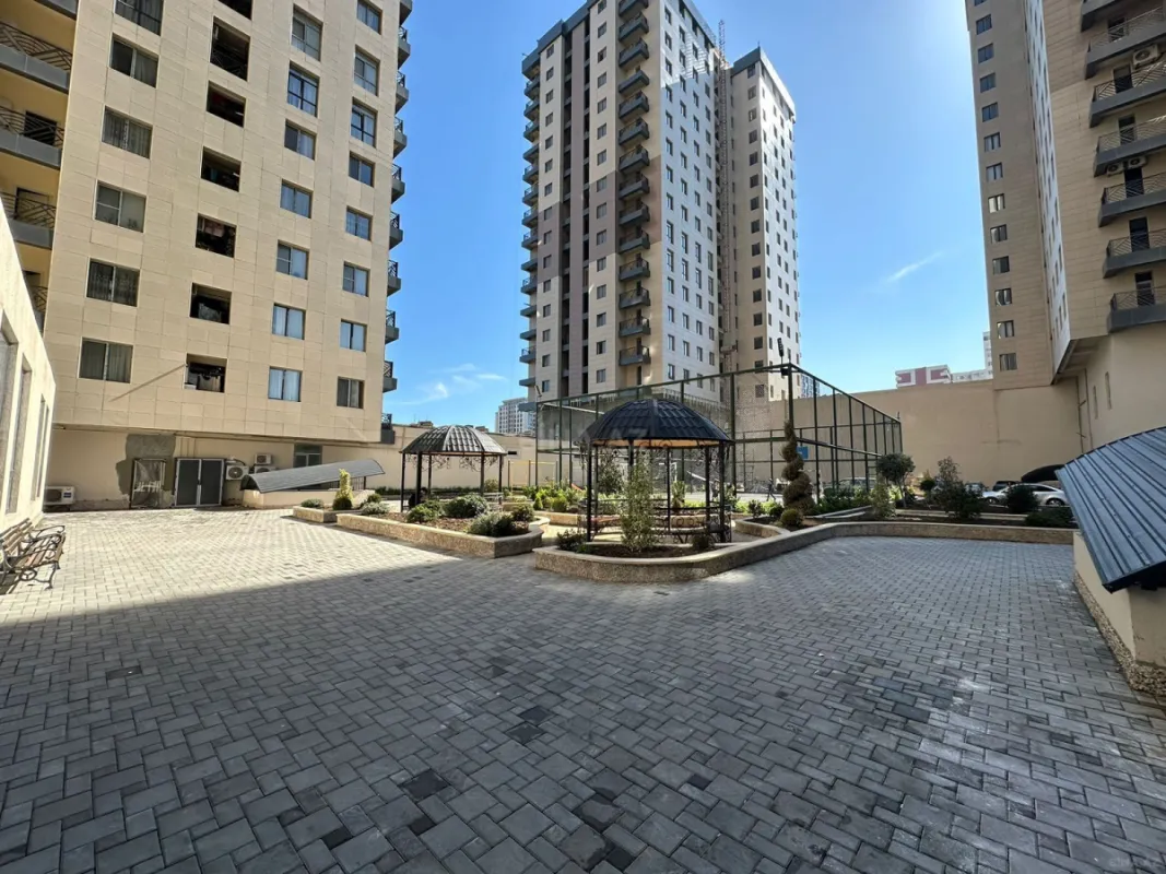 Satılır 4 otaqlı mənzil 195 m²