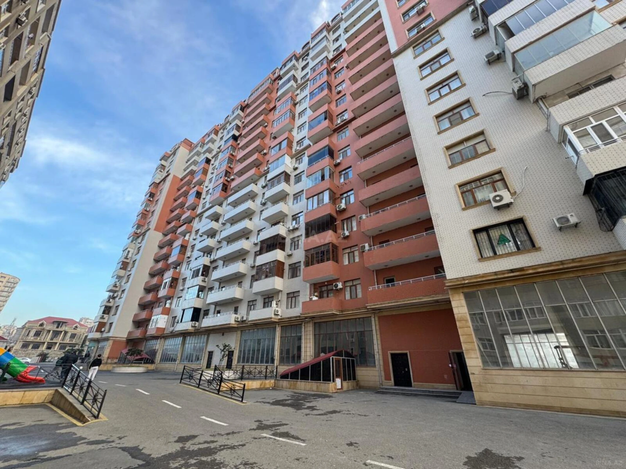 Satılır 3 otaqlı mənzil 107 m²