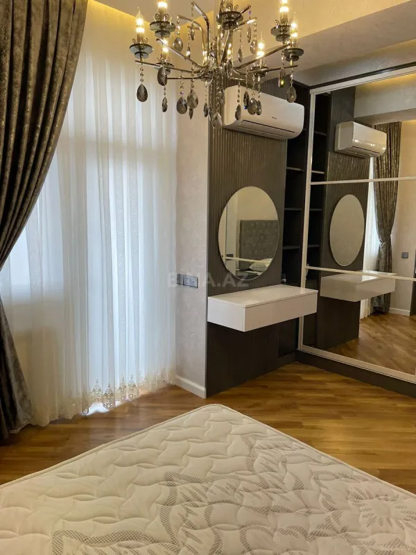 Satılır 3 otaqlı mənzil 136 m²