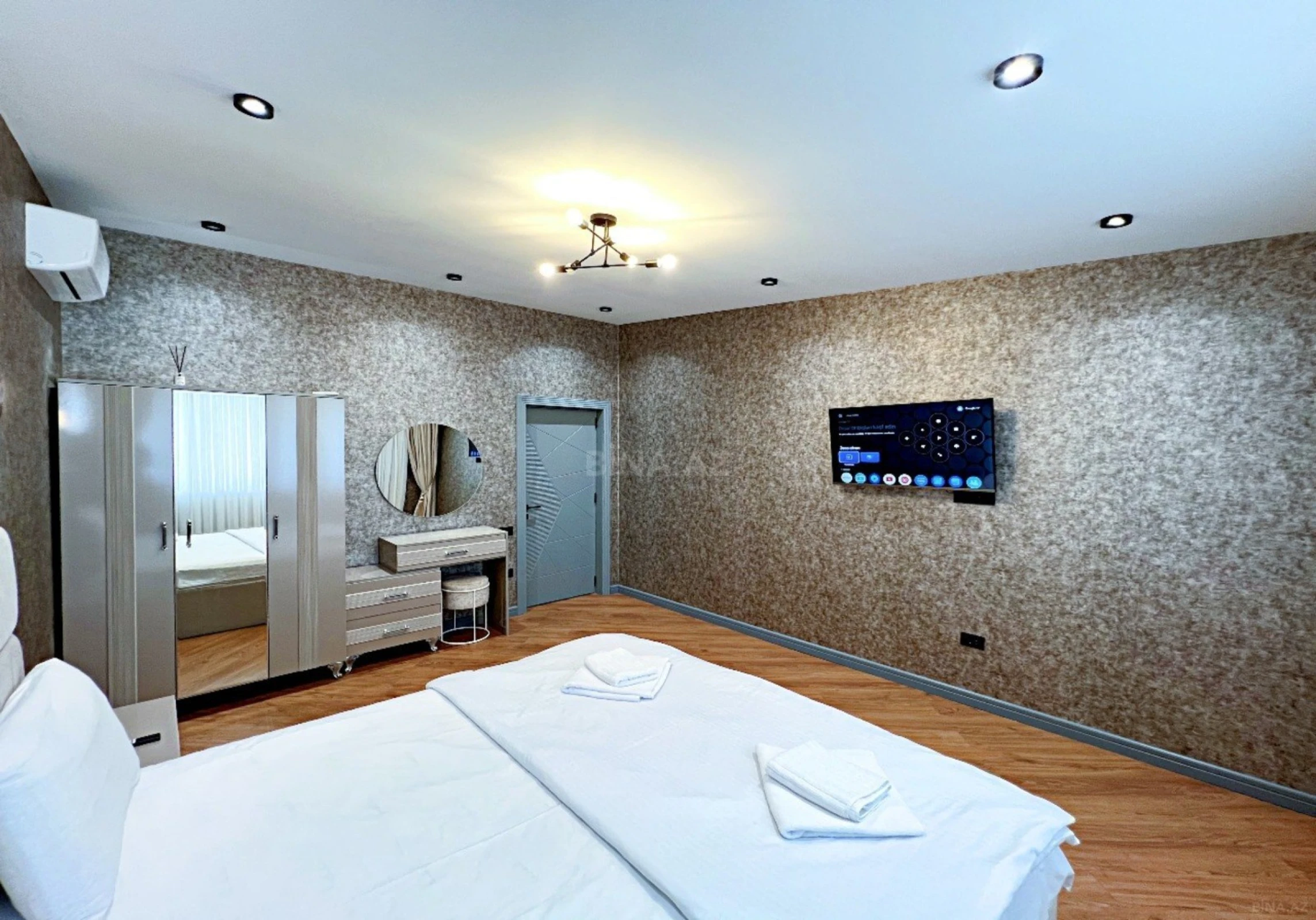 Satılır 5 otaqlı həyət evi 244 m²