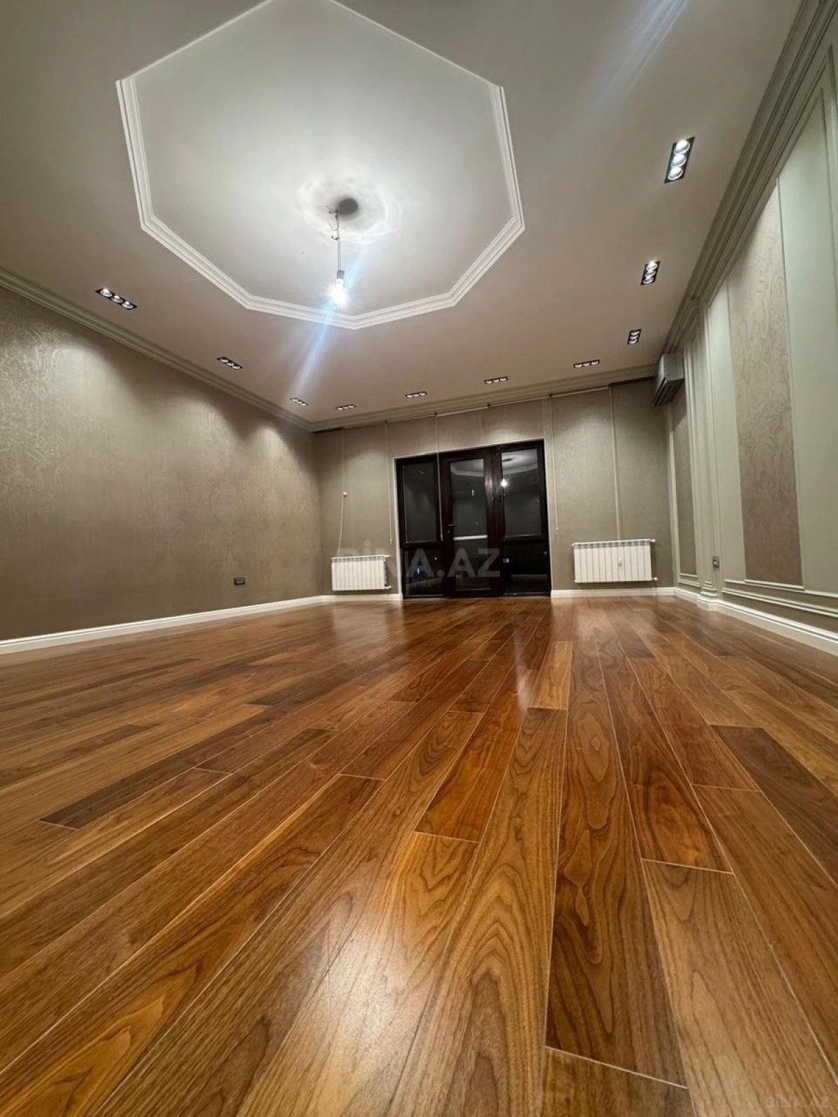 Satılır 4 otaqlı mənzil 200 m²