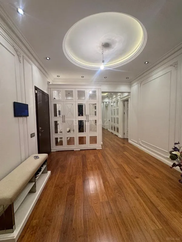 Satılır 4 otaqlı mənzil 200 m²