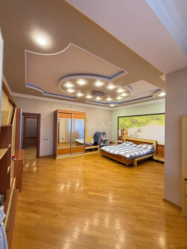 Satılır 4 otaqlı mənzil 223 m²