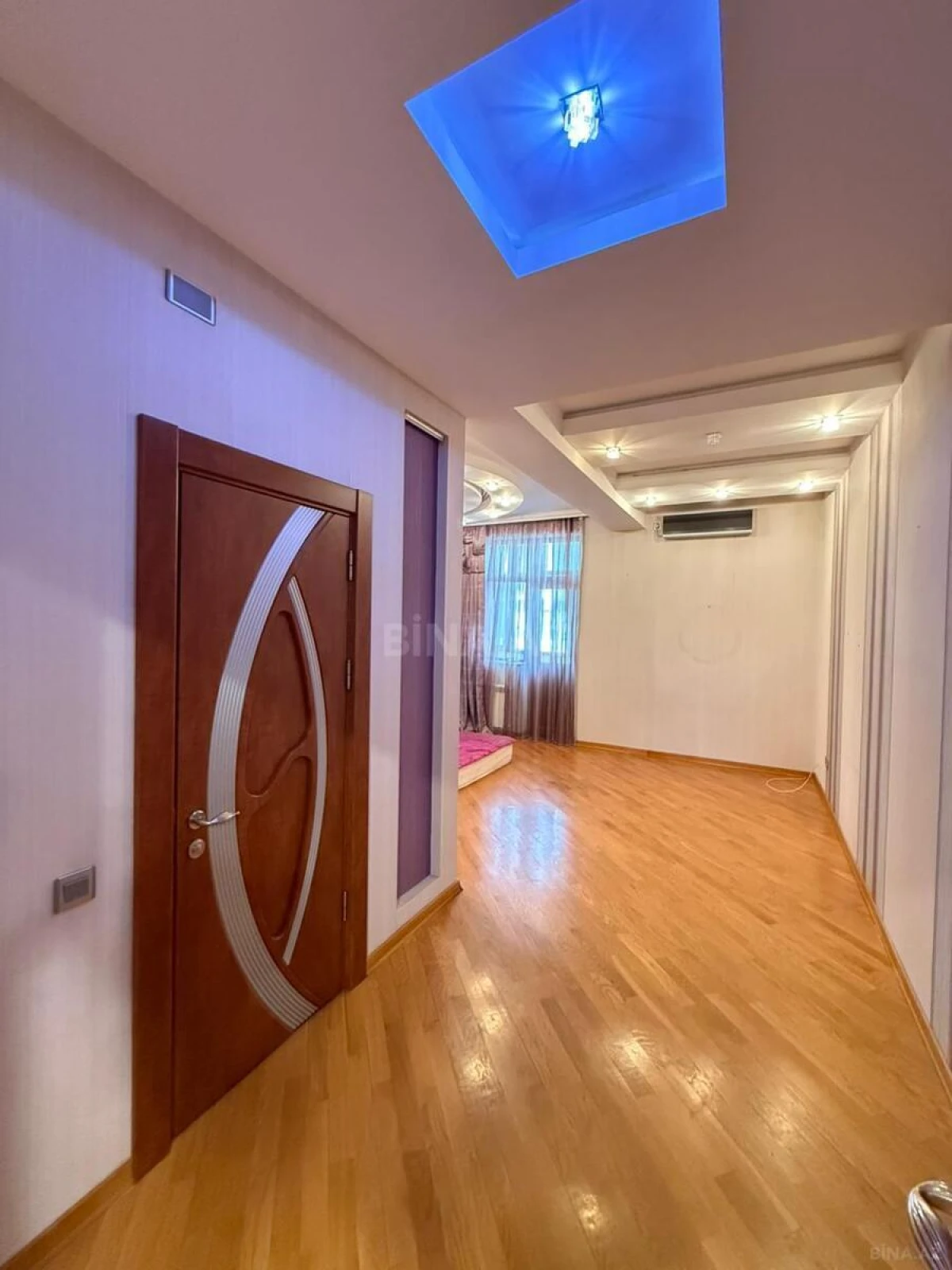 Satılır 4 otaqlı mənzil 223 m²