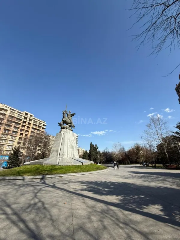 Satılır 4 otaqlı mənzil 223 m²