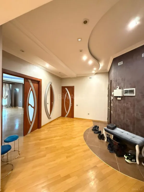 Satılır 4 otaqlı mənzil 223 m²