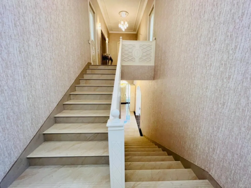 Kirayə verilir 6 otaqlı həyət evi 540 m²