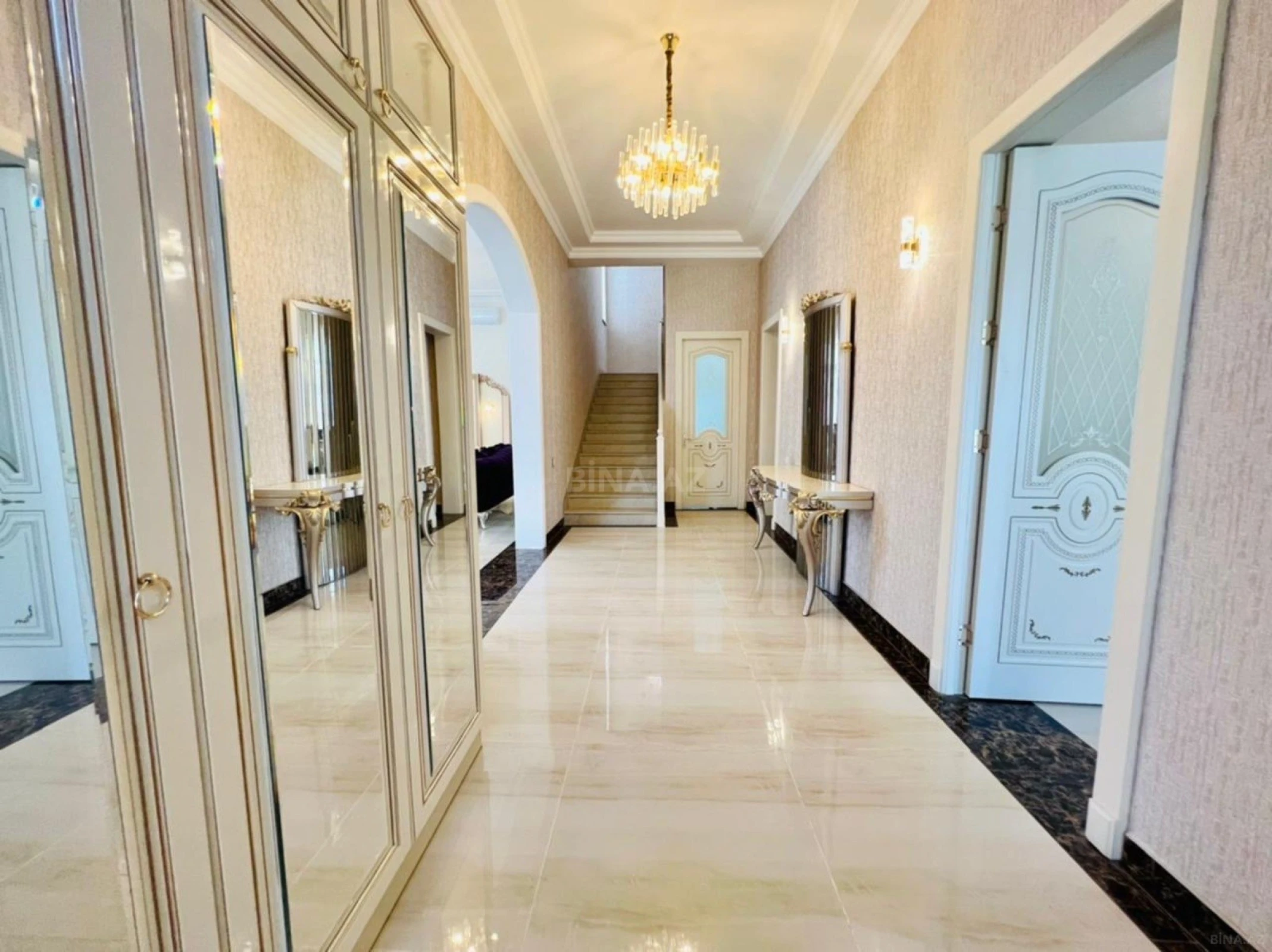 Kirayə verilir 6 otaqlı həyət evi 540 m²