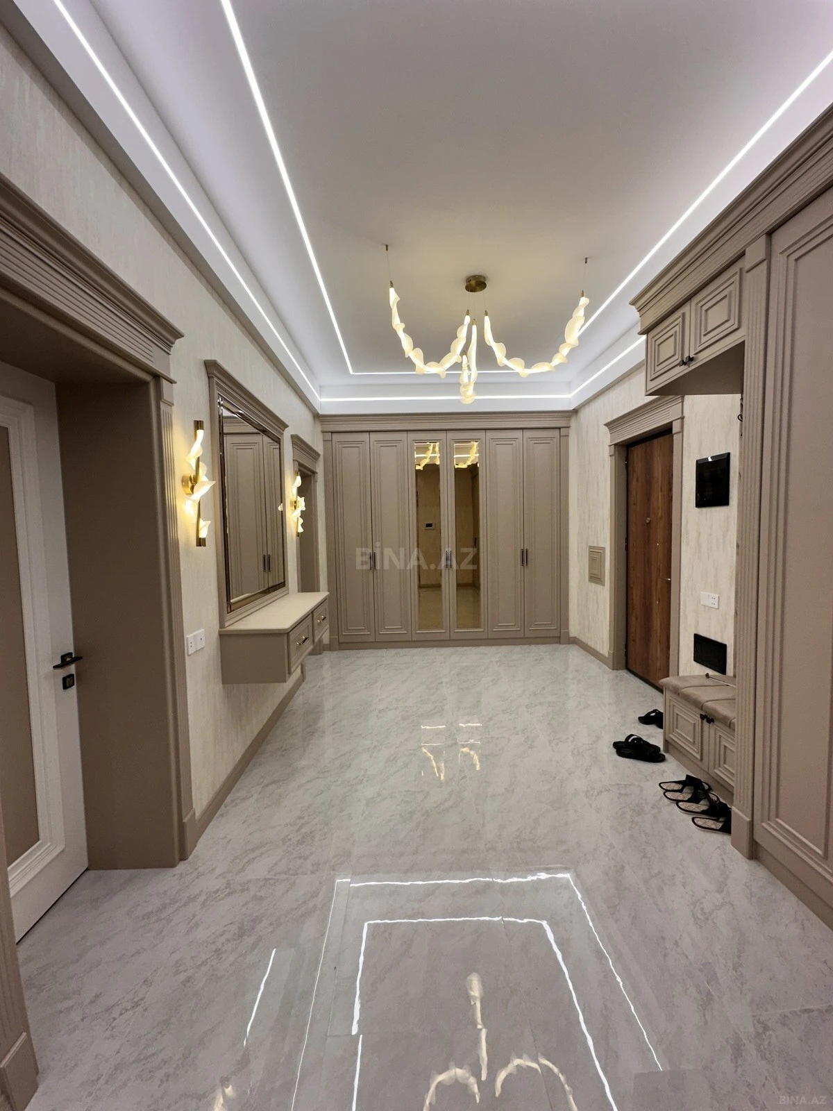 Satılır 4 otaqlı mənzil 195 m²