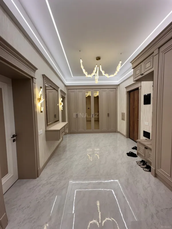 Satılır 4 otaqlı mənzil 195 m²