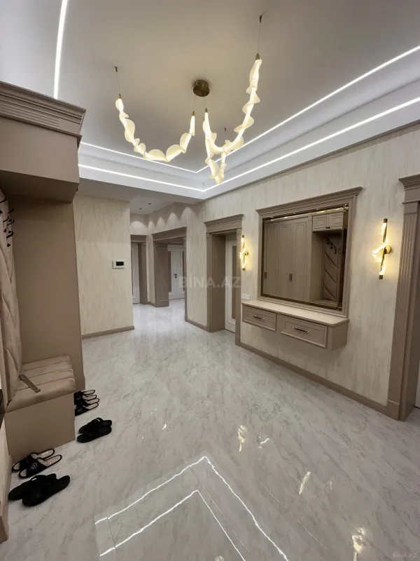 Satılır 4 otaqlı mənzil 195 m²