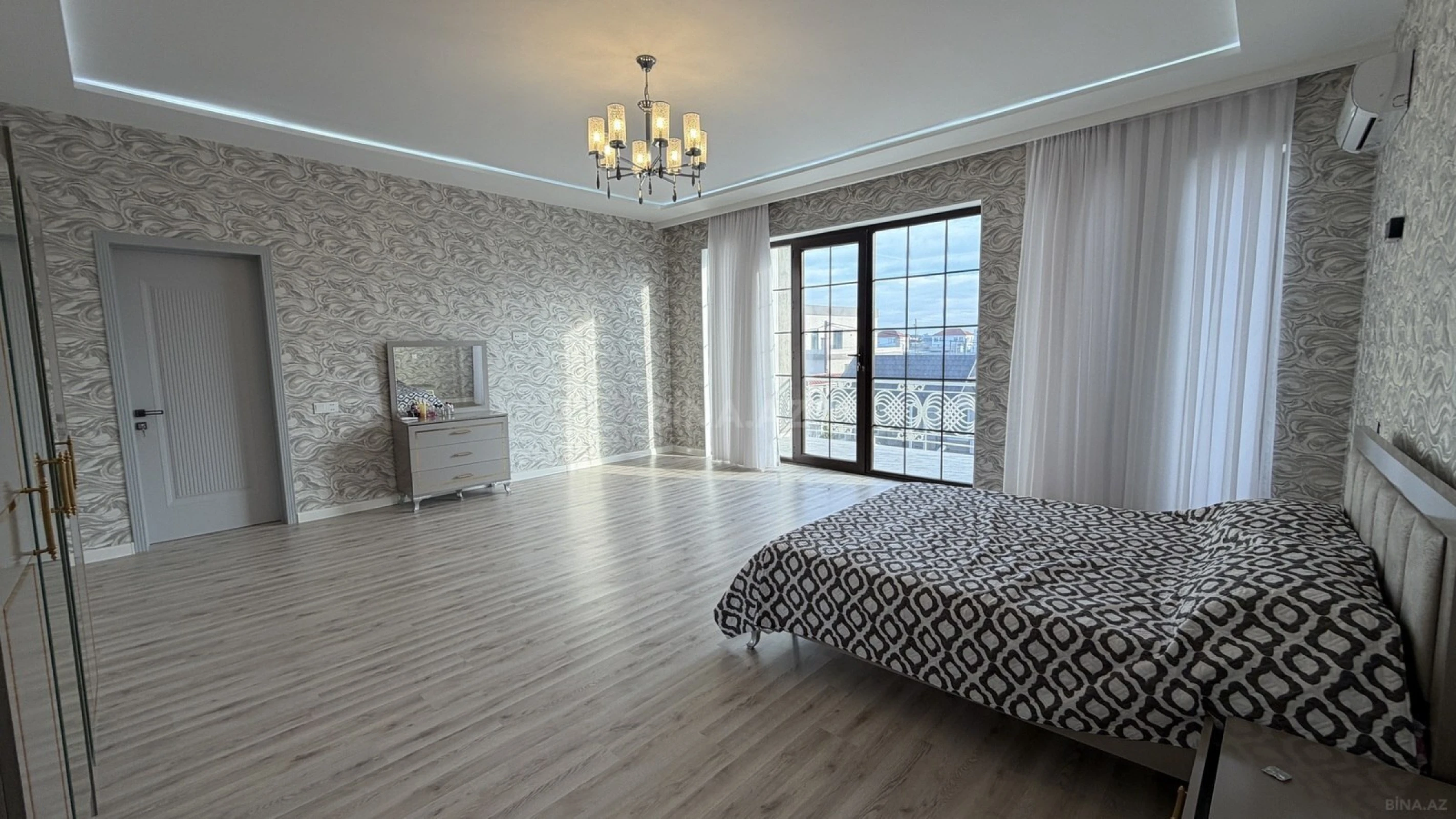 Satılır 7 otaqlı həyət evi 450 m²