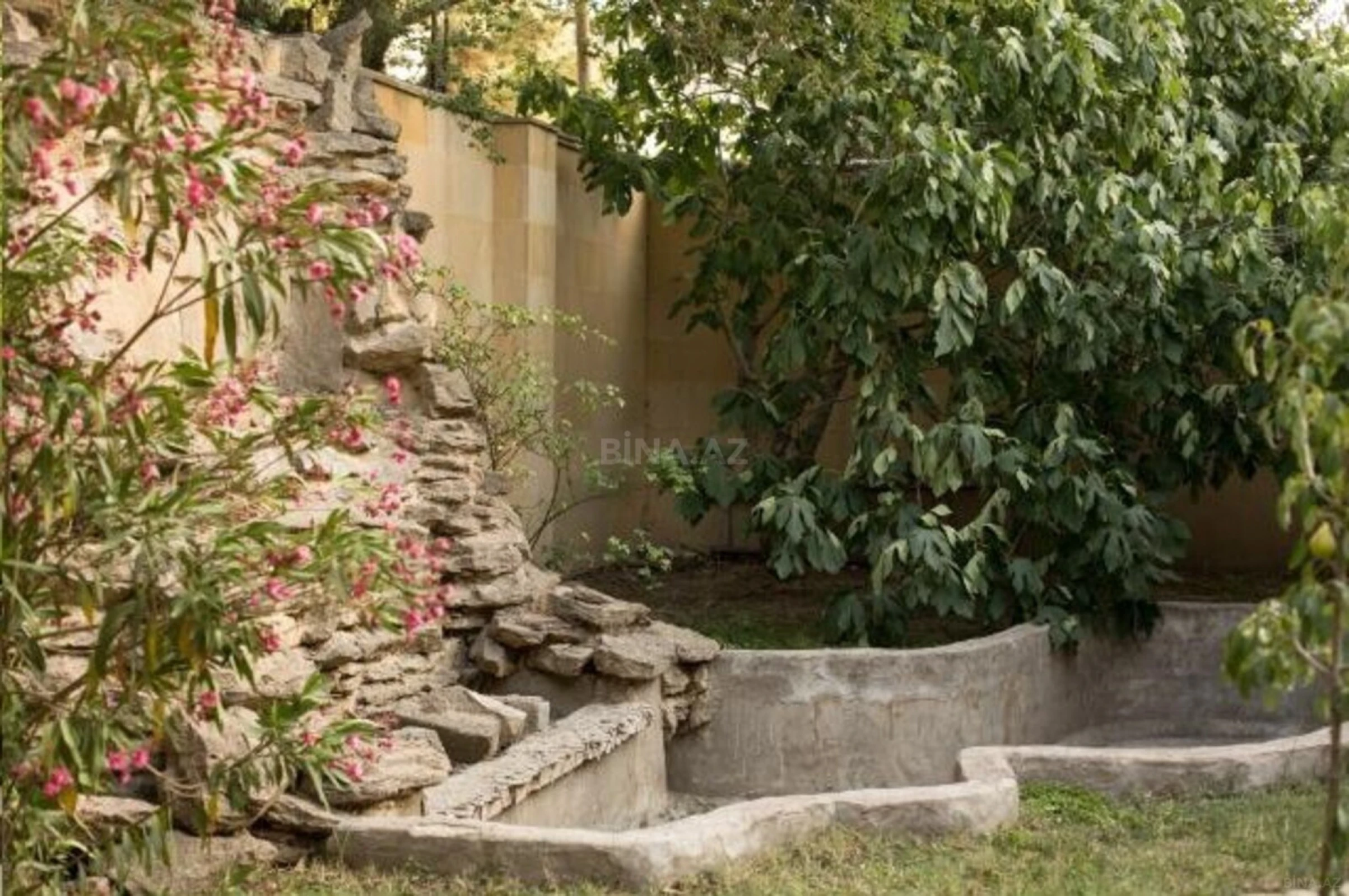 Satılır 15 otaqlı həyət evi 1000 m²