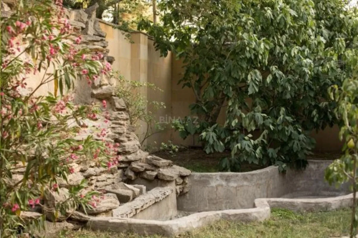 Satılır 15 otaqlı həyət evi 1000 m²