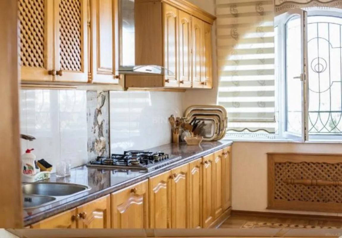 Satılır 15 otaqlı həyət evi 1000 m²
