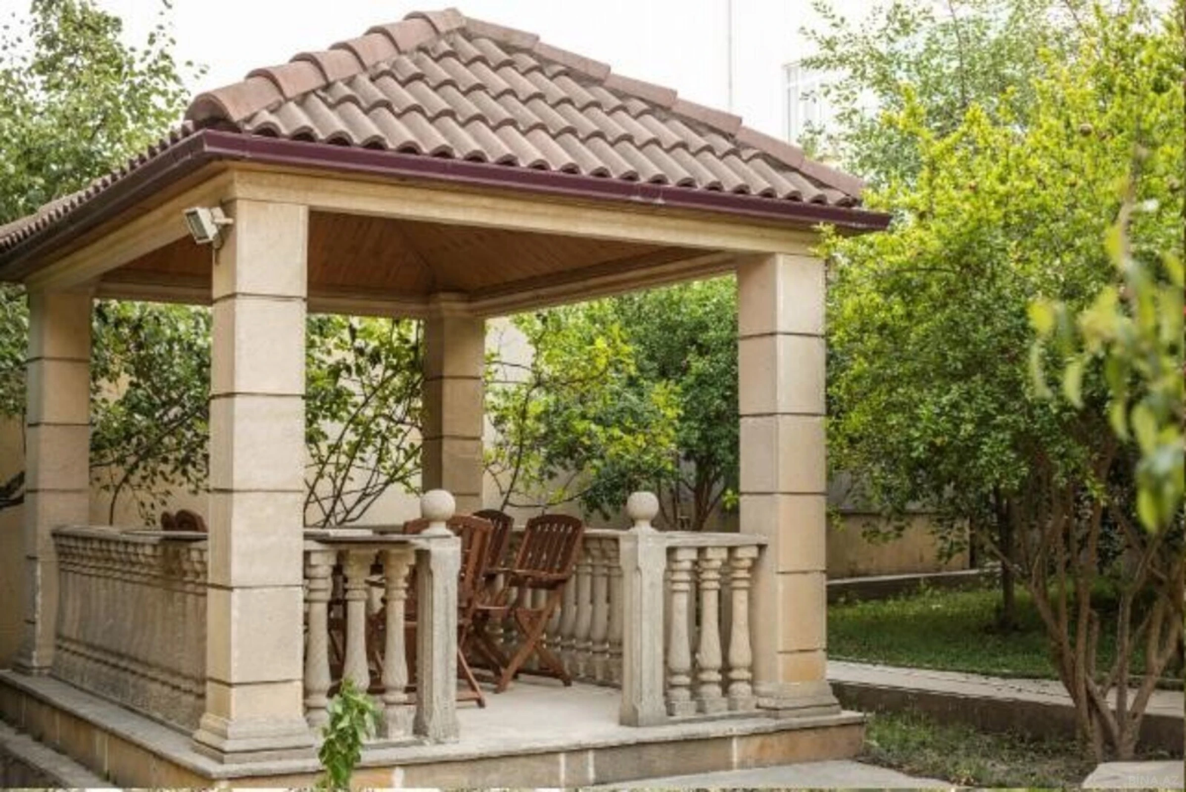 Satılır 15 otaqlı həyət evi 1000 m²