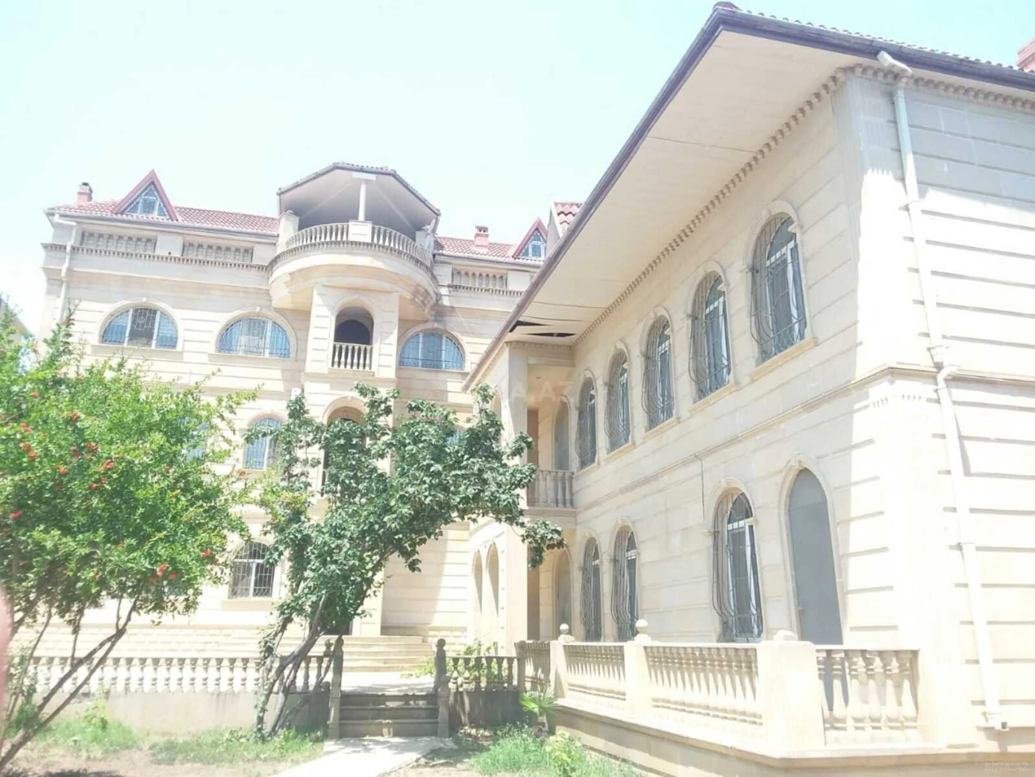 Satılır 15 otaqlı həyət evi 1000 m²