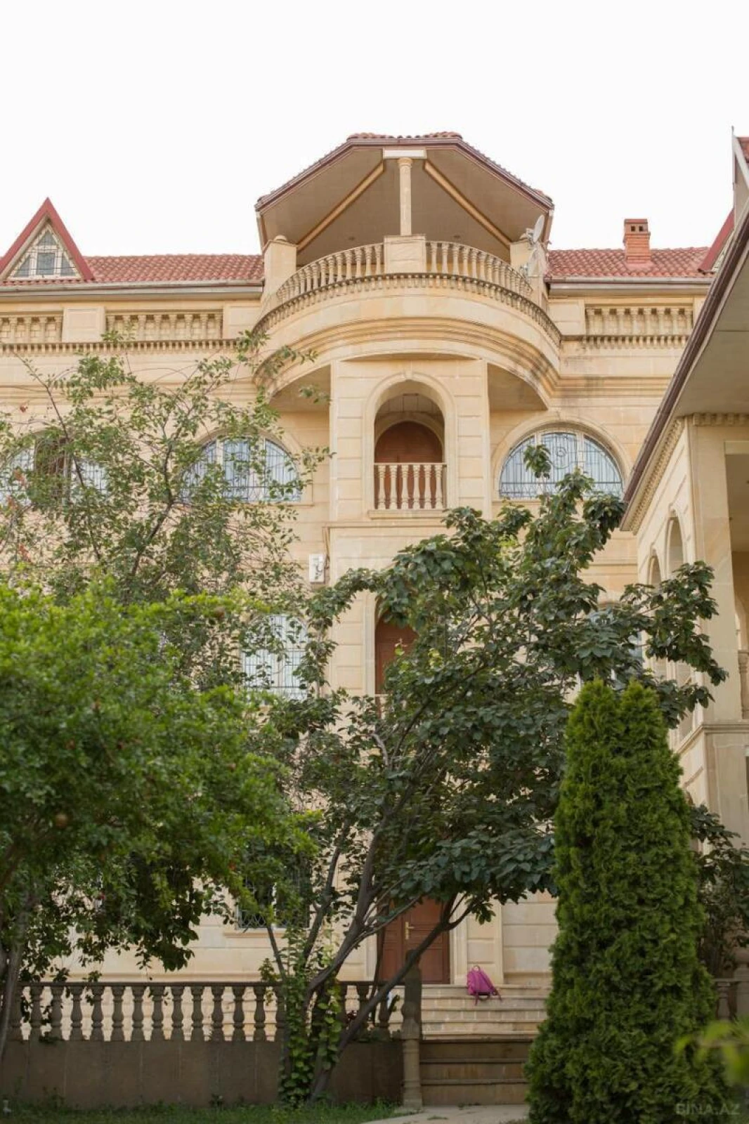 Satılır 15 otaqlı həyət evi 1000 m²