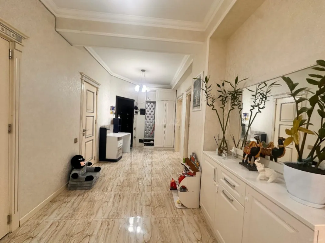 Satılır 3 otaqlı mənzil 140 m²