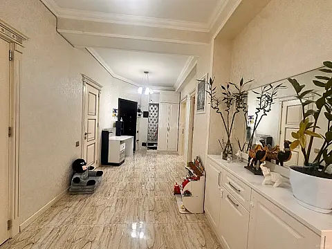 Satılır 3 otaqlı mənzil 140 m²