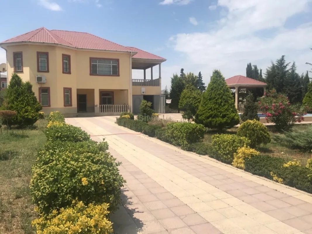 Satılır 6 otaqlı həyət evi 250 m²
