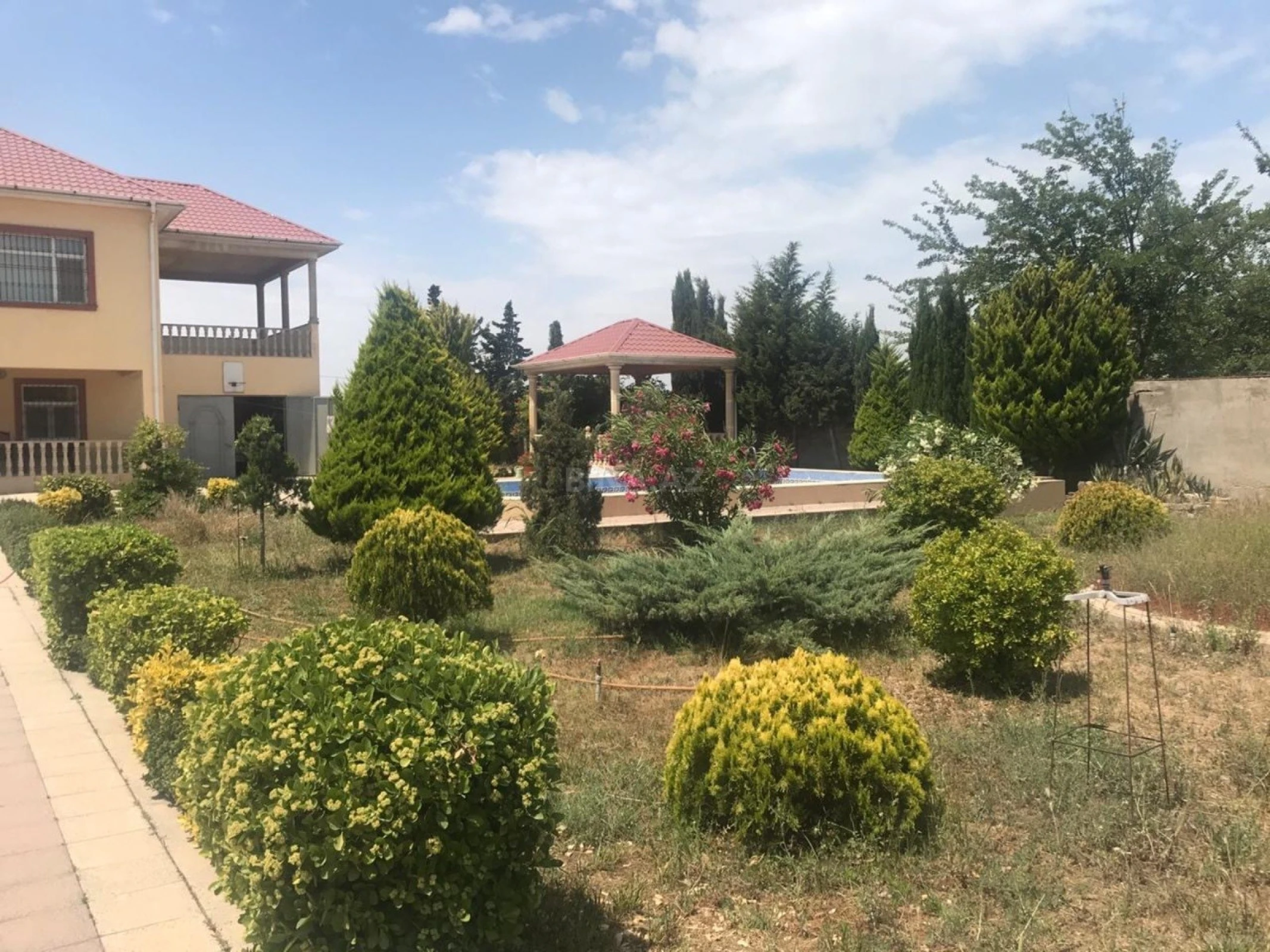 Satılır 6 otaqlı həyət evi 250 m²