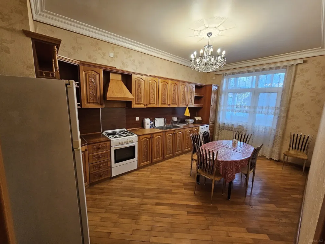 Satılır 3 otaqlı mənzil 135 m²