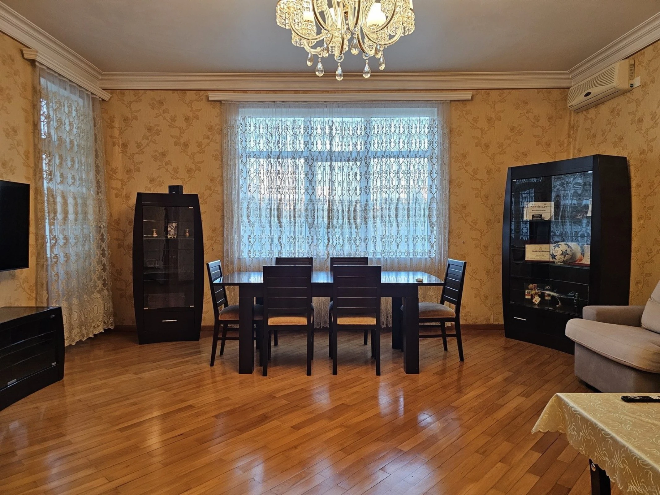 Satılır 3 otaqlı mənzil 135 m²