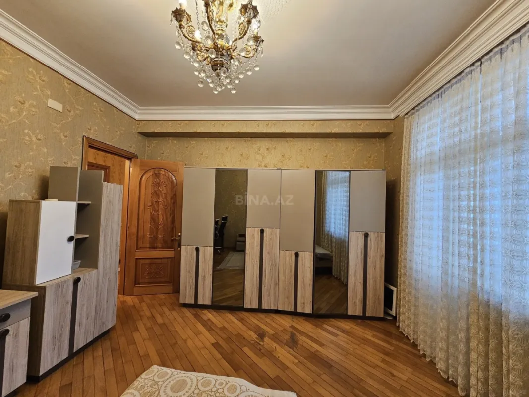 Satılır 3 otaqlı mənzil 135 m²