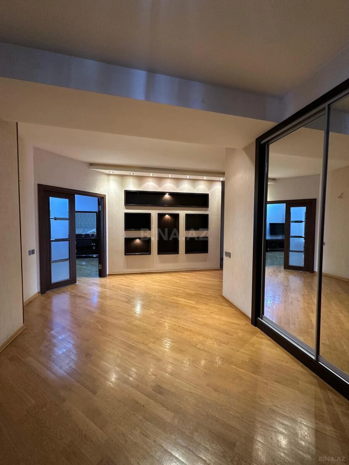 Satılır 3 otaqlı mənzil 170 m²