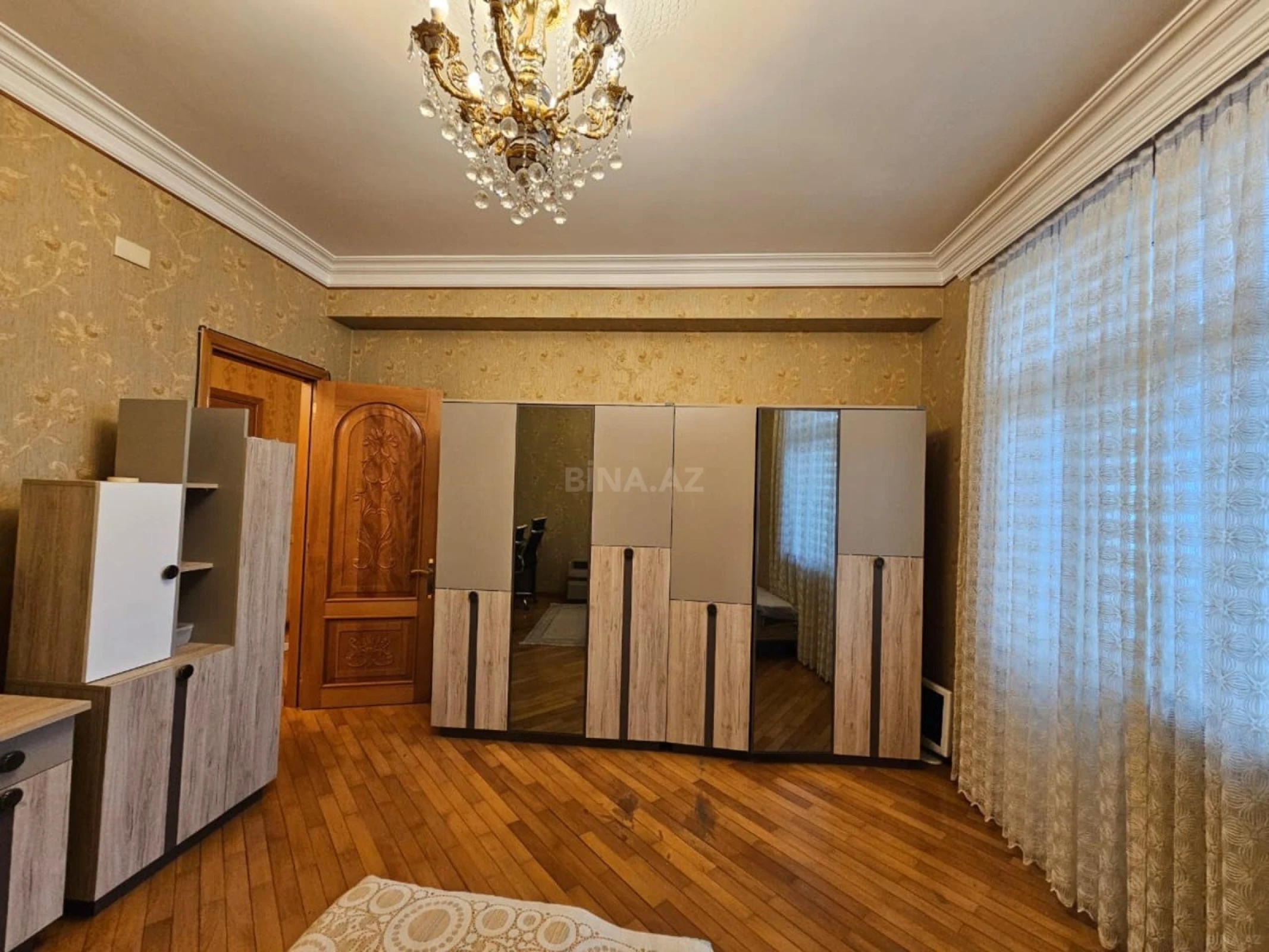 Satılır 3 otaqlı mənzil 135 m²