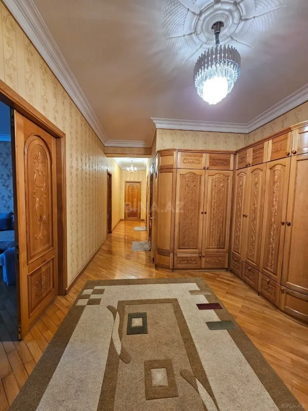 Satılır 3 otaqlı mənzil 135 m²