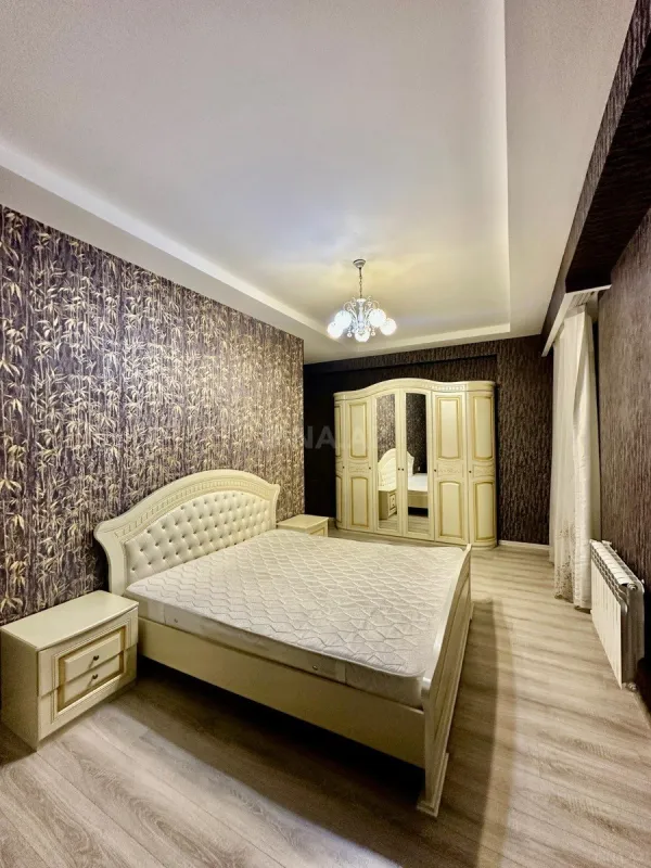 Kirayə verilir 4 otaqlı mənzil 140 m²