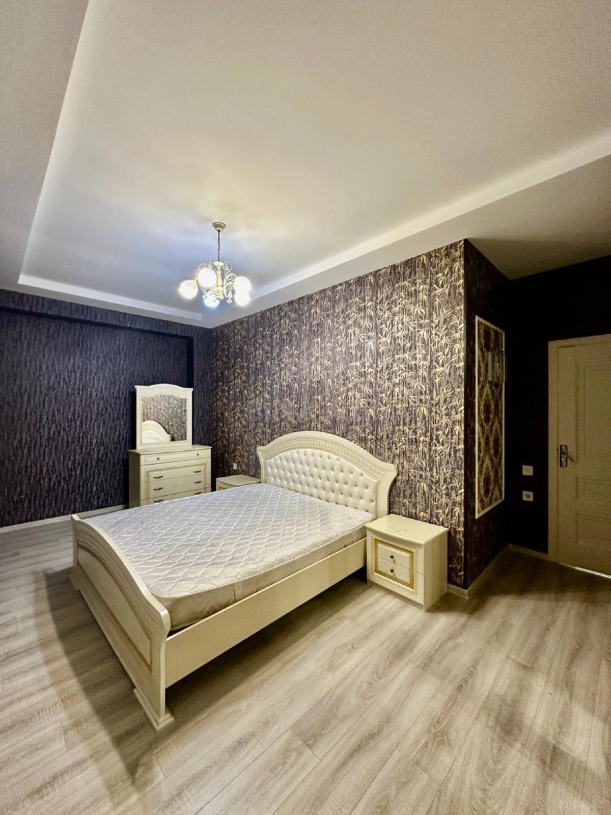 Kirayə verilir 4 otaqlı mənzil 140 m²