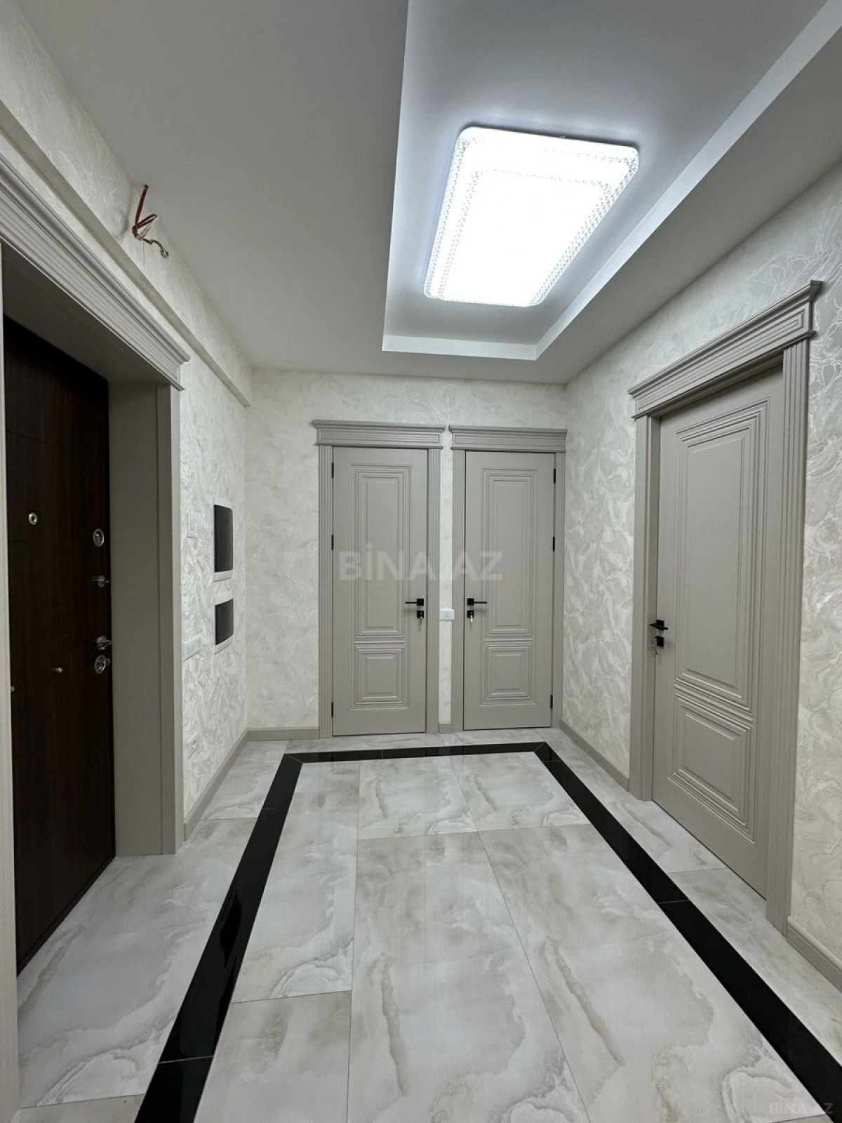 Satılır 3 otaqlı mənzil 127 m²
