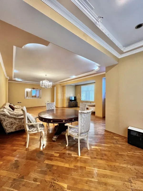 Satılır 3 otaqlı mənzil 165 m²